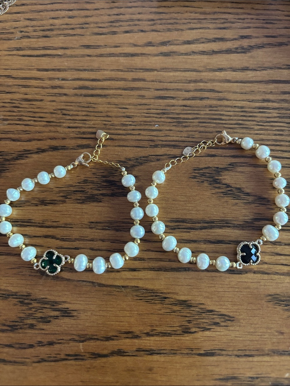Gold Tone Freshwater pearl Bracelet set with Green and black Clover